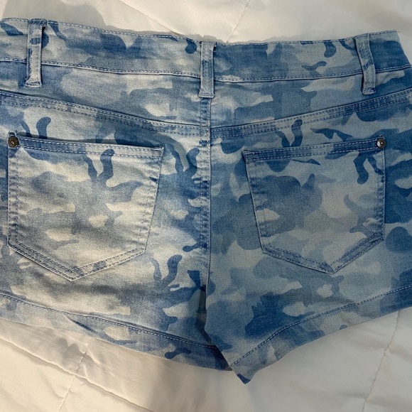 CB Cloudy Denim Short - Picture 3 of 3